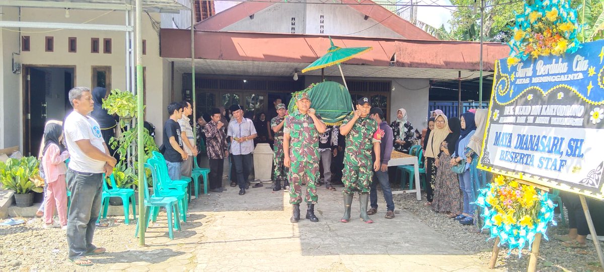 Jaga Silaturahmi dan Jiwa Korsa, Koramil 02/Gombong Takziah ke Rumah Purnawirawan

Gombong – Anggota Koramil 02/Gombong Kodim 0709/Kebumen melaksanakan kegiatan takziah di kediaman almarhum Sertu Pur Sujud, yang beralamat di Ds Wonosigro RT 02/02, Kec Gombong, Jum'at (10/10/2025)
