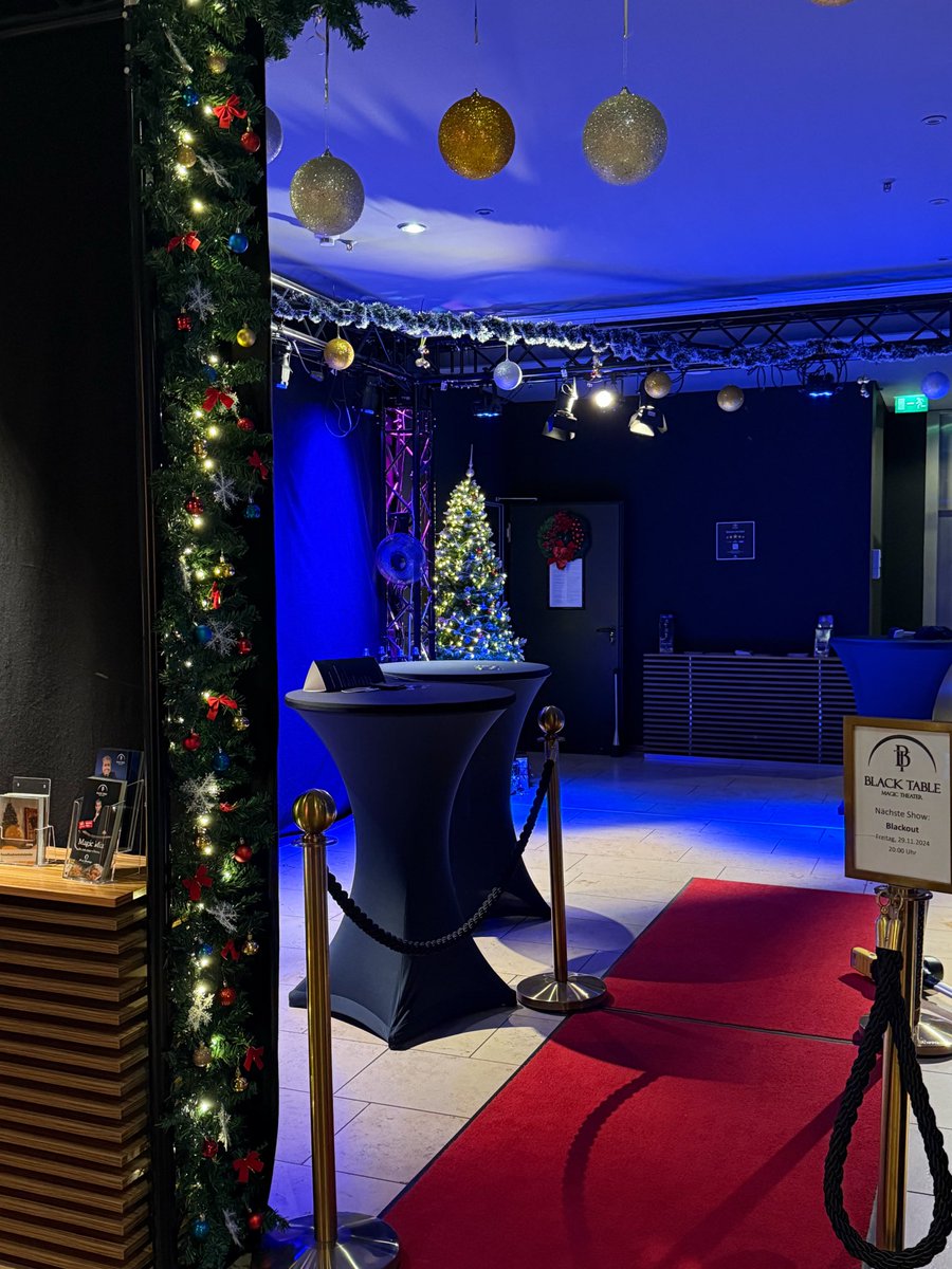 BlackTableMagic's tweet image. Close-Up-Zauberei, die begeistert – und ein festliches Buffet, das verführt. 🍽️✨
Im Black Table Magic Theater Aachen verschmilzt Genuss mit Staunen. Die perfekte Weihnachtsfeier für Genießer, Teams &amp;amp; kleine Gruppen.

👉 Jetzt buchen und Platz sichern!

black-table.de/specials/weihn…