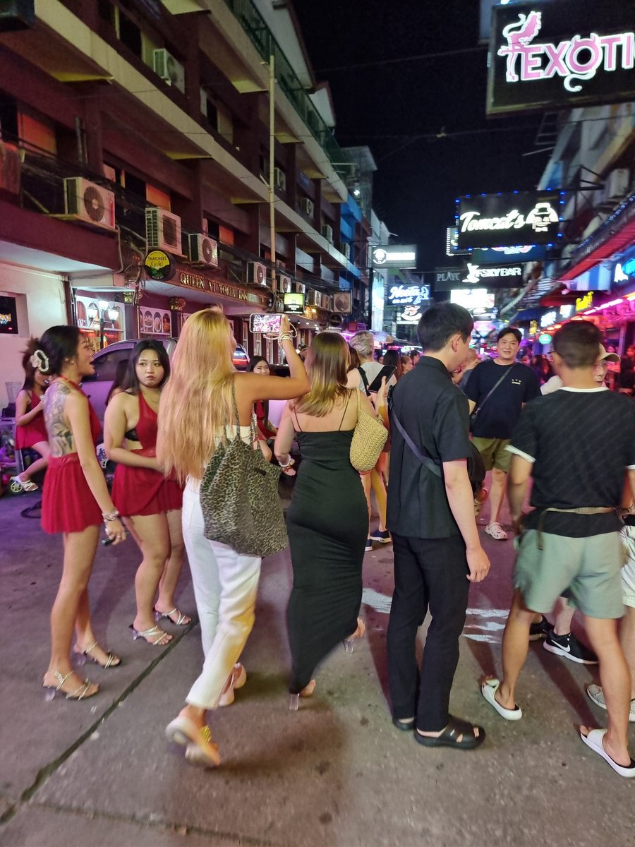 Coupla farams (farang clams) checking out The 6 #Pattaya #Thailand