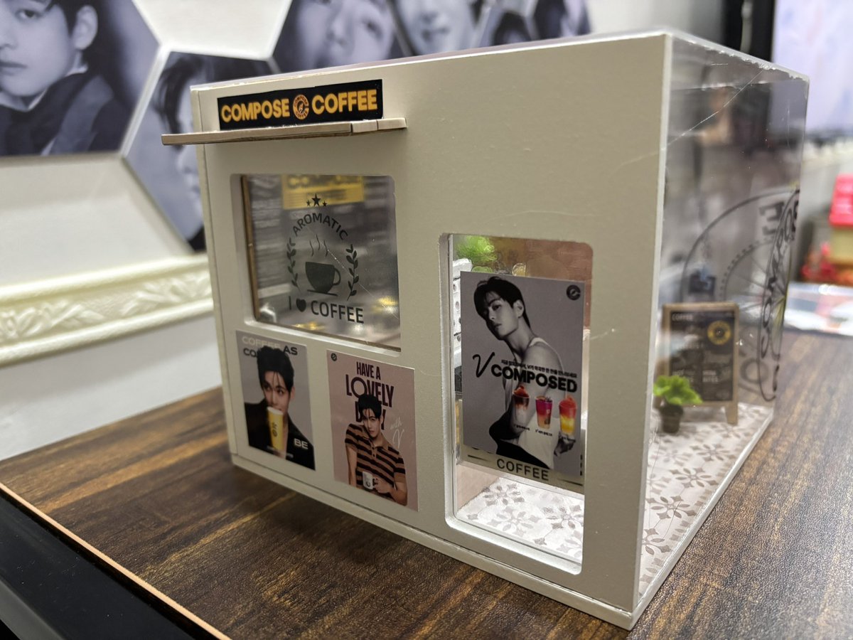 mochalattae_123's tweet image. Sharing with you guys what kept me busy for the past 4 days. When i say i made it with blood, sweat and tears, i kid you not. I almost gave up 😵‍💫 But now I’m deliriously happy 😝 Yay it’s finally done! 

Here’s miniature Compose Coffee shop with an outdoor/to go window