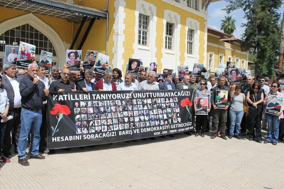 10 Ekim 2015'de Ankara Garında özgürlük ve demokrasi mücadelesi için bir araya gelen canlarımıza alçakça yapılan, insanlık dışı bombalı saldırıda yaşamını yitiren kardeşlerimizi saygıyla, sevgiyle, özlemle anıyoruz. 

Unutmayacağız...

#10EkimiUnutmaUnutturma!
