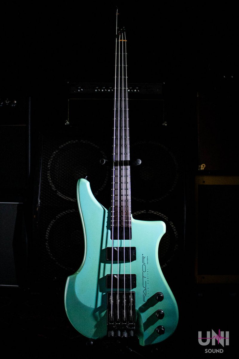 UnisoundY's tweet photo. ジミヘンやジョージハリスンのギターを作っていた
Philip Kubicki 氏による80sサイバー感あふれる
Factor Bass！

Philip Kubicki Factor Bass / 1989

https://t.co/8TKz5dupN8
気になる楽器を見つけたらチャンネル登録といいね！よろしくお願いします🎸
#PhilipKubicki https://t.co/OomVdQ2cIB