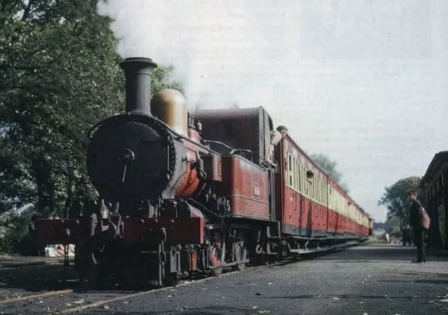 castletown_imr's tweet photo. Departing with a long train for the south in the summer of 1965 is No.11 𝘔𝘢𝘪𝘵𝘭𝘢𝘯𝘥 of 1905; trains are running to timetable 'R' today #iomrailway #heritage #steam #nostalgia #greatphoto #Castletown #placetobe #IsleofMan #Maitland #locomotive #archives #vintage #IMR #chuff https://t.co/BsYL7RaiVP