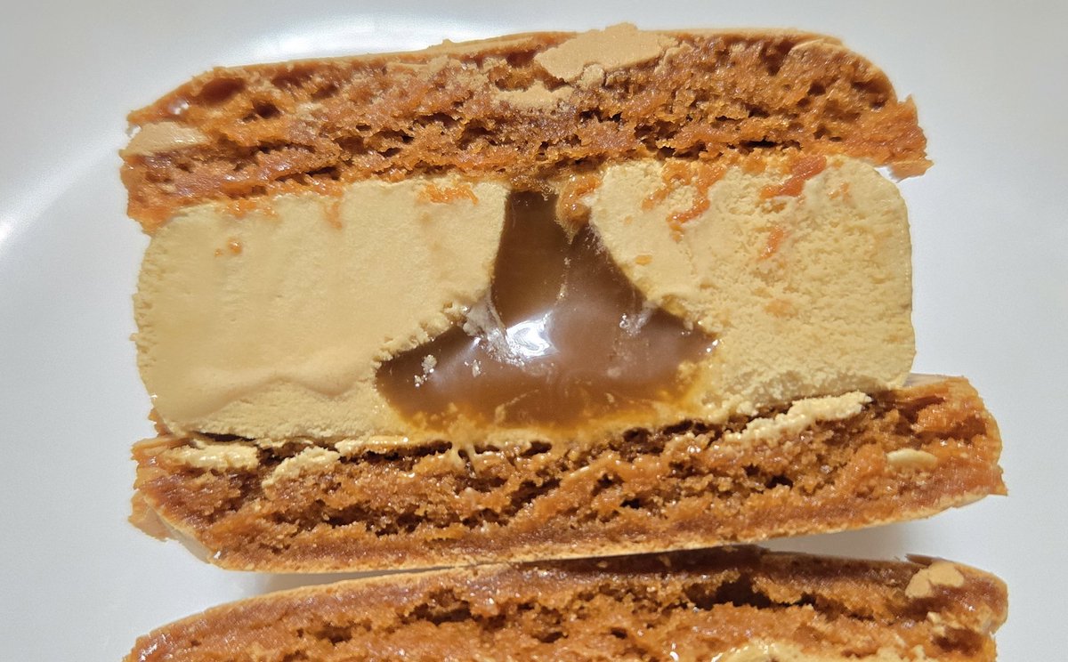 【マカロンアイス キャラメル】
セブン 164kcal 278円
4.5
さっくさくしてねっとりしたマカロン独特な食感で香ばしく甘いキャラメル風味で
アイス濃厚ながら後味はすっきりほろ苦さあり大人な味わいで
そこに
コクがあり上品な甘さの生キャラメルソースが加わり
めちゃ濃厚あまうまアイス！