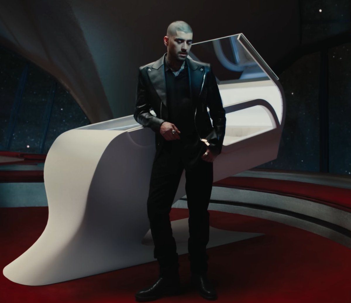 Zayn a fucking DIVAAAA !!! EYES CLOSED OUT NOW