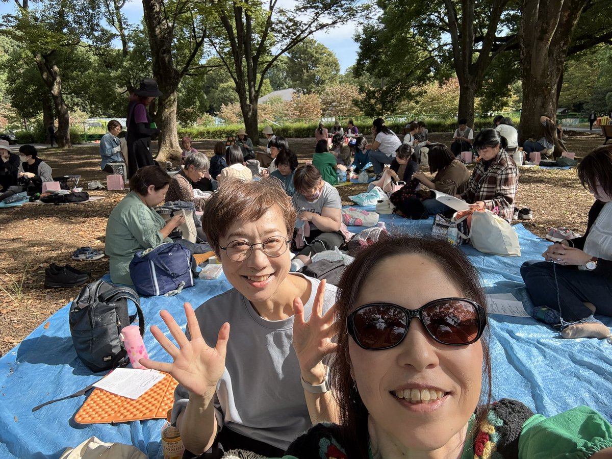 tetoito_tw's tweet photo. 今日は、minamiwaさんのニットピクニックに参加。秋の気配を感じながらもまだ夏の余韻もしっかり…の代々木公園で編み物捗りました〜。 https://t.co/XXKstzD2Cw