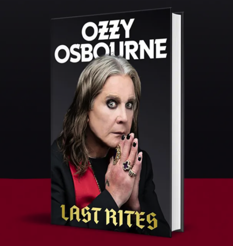 m3magz's tweet photo. LAS ÚLTIMAS CONFESIONES DE OZZY OSBOURNE EN SU LIBRO PÓSTUMO

Según un artículo de Ultimate Classic Rock, el libro de Ozzy Osbourne, 'Last Rites', finalizado apenas unos días antes de su fallecimiento en julio de 2025, se presenta como una crónica conmovedora y sin filtros de las duras batallas de salud que afrontó en sus últimos años.

La obra revela la extraordinaria tenacidad del músico para poder despedirse de sus seguidores en el escenario. El texto detalla su desesperación por recuperarse, llegando a ser víctima de estafas por parte de charlatanes que le costaron cientos de miles de dólares.

Entre las confesiones más impactantes, Osbourne ofrece un relato en primera persona, más desgarrador que nunca, sobre el caos y la confusión que rodearon el trágico accidente aéreo que costó la vida al guitarrista Randy Rhoads en 1982.

En un ámbito más personal, el libro desvela su amistad con el fallecido actor Matthew Perry ('Friends'), a quien conoció en reuniones de Alcohólicos Anónimos celebradas en la propia casa de Osbourne, y reflexiona sobre su triste final.

El "Príncipe de las Tinieblas" también aclara cómo una sola palabra en sus primeros contratos, "perpetuidad", hizo que Black Sabbath perdiera para siempre los derechos editoriales de su música, con un coste estimado de cien millones de libras.

El capítulo final fue escrito tan solo dos días antes de su muerte. En él, un Ozzy en paz planeaba su epitafio con su característico humor negro: "Os dije que no me encontraba bien".

Si te ha gustado, compártelo 🔁 y únete 👍 a @m3magz.

¿Qué opinas?, d��janos tu comentario, te leemos!! 💬👇

➖➖➖➖➖➖➖➖➖

#OzzyOsbourne #LastRites #BlackSabbath #LeyendaDelRock #RandyRhoads #HeavyMetal #NoticiasMusicales #Rock #Libros