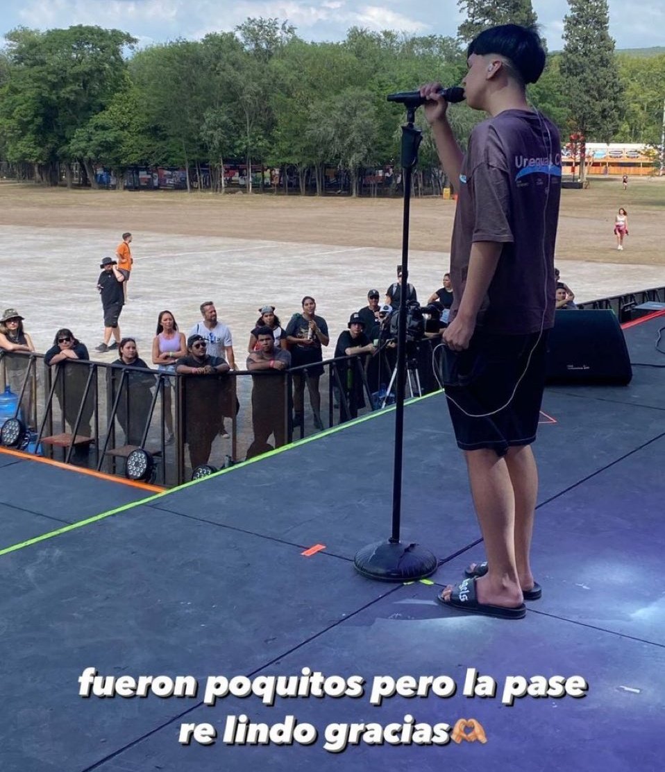 Los canales cortando la transmisión de Dina
Ella: