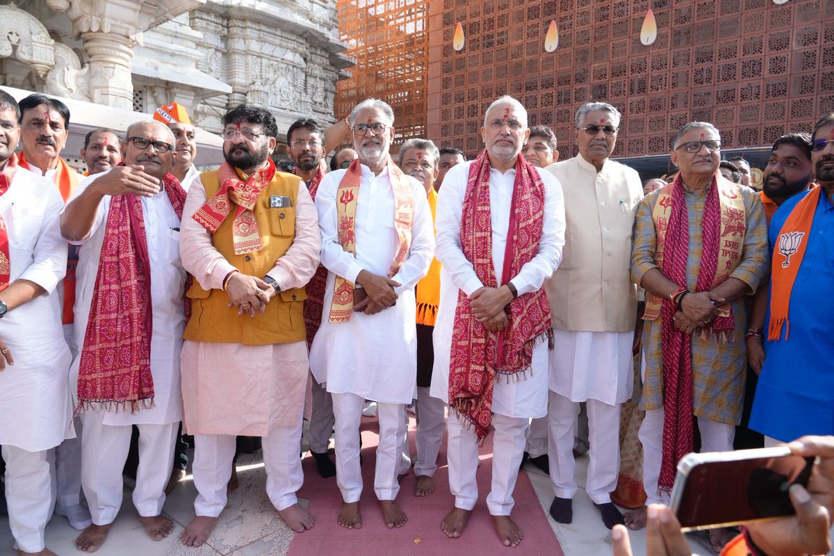 MLAJagdish's tweet image. શક્તિપીઠ અંબાજી ખાતે જગતજનની માઁ અંબાના દર્શનનું સૌભાગ્ય પ્રાપ્ત થયું. 

માતાજીના આશીર્વાદથી સર્વે ભક્તોના જીવનમાં આનંદ, આરોગ્ય, શાંતિ અને સમૃદ્ધિમાં વધારો થાય, સૌ સત્યના માર્ગે આગળ વધે તેવી પ્રાર્થના.

સૌને મારા જય અંબે.