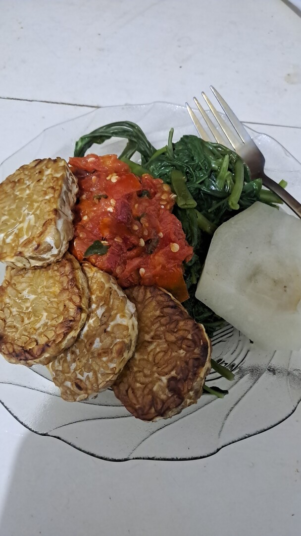 diethingy's tweet image. Kenapa ya diet! sambel mentah tuhh enakkkkk dan mooood banget 😭 Mana bahan simpel cuma cabe merah keriting, bamer, tomat, terasi, jeruk 😭😭🫰🫰🫰