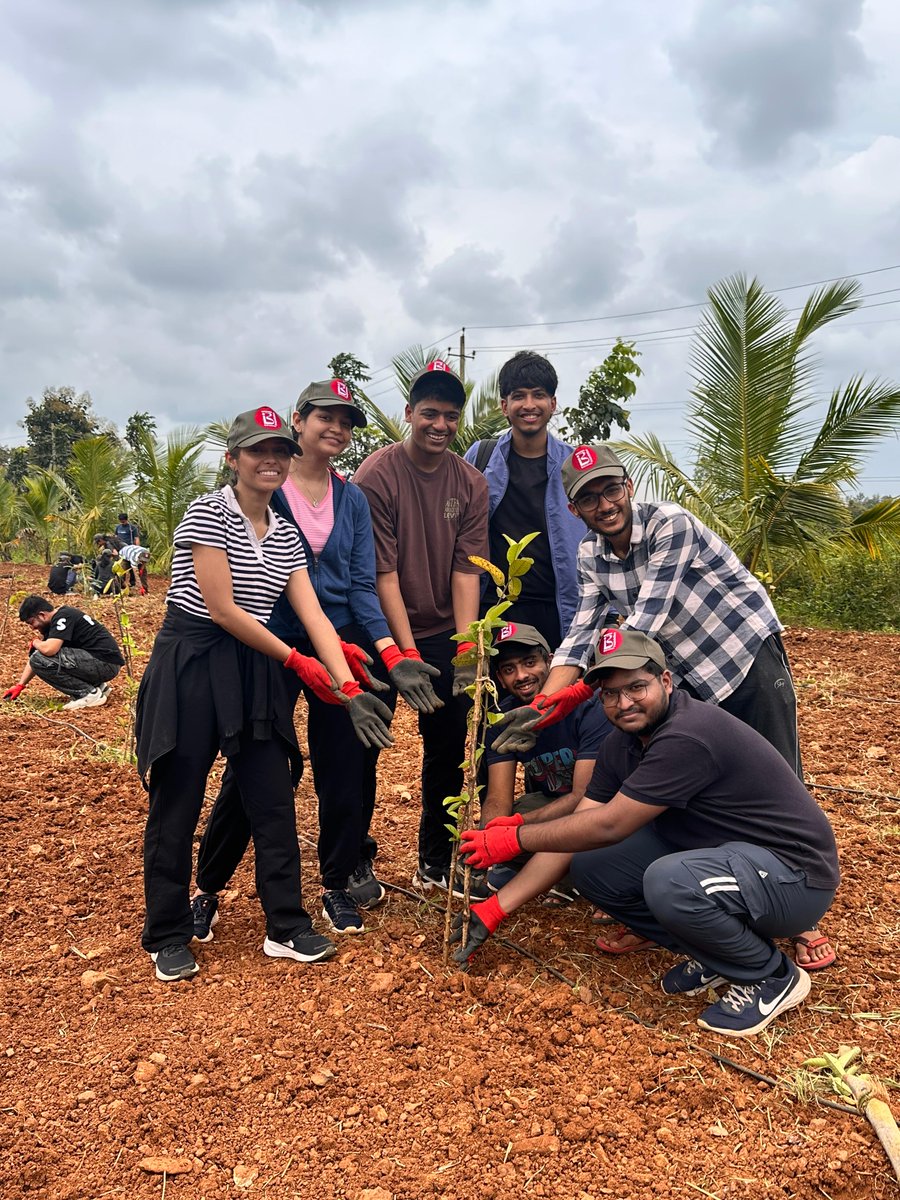 cisco_in's tweet photo. Over three days in Varur, Hubli, Cisco volunteers joined Banashree Foundation to empower farmers and support sustainability. 🌿
Together, we:
🌱 Planted 200 saplings
🌳 Lime-washed 400+ trees
🌿 Treated 900 plants
🪴 Laid weed mats for 350+ plants
#WeAreCisco #CiscoCSR https://t.co/pAPjbF188T