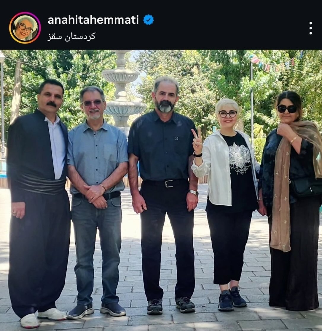 dadban4's tweet image. آناهیتا همتی، بازیگر، در سالروز تولد مهسا امینی تصویری از خود در کنار پدر و مادر مهسا منتشر کرد و نوشت:

«امروز #ژینا_مهسا_امینی پا به دنیا گذاشت. رسالتش در زندگی کوتاهش سبب #تحول، #تغییر و #تفکر در اندیشه مردمان ایران شد.
ولی حالا نام ژینا از مرزهای ایران گذشته و تبدیل به نماد…