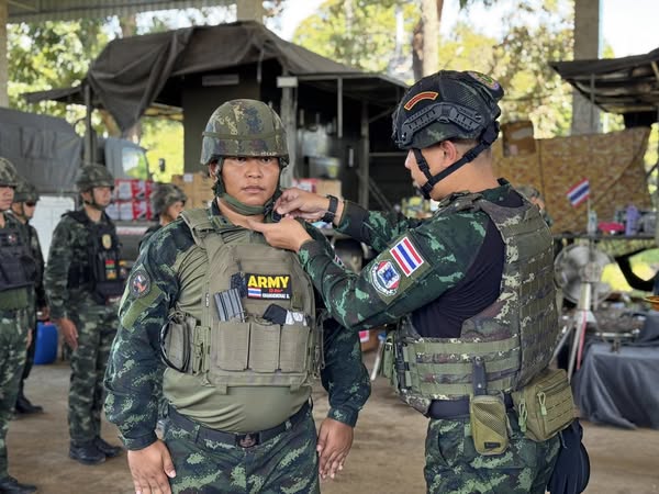 army2pr's tweet image. พ.ท.ศักดิ์ระพี ศรีมงคล ผบ.กอง สพบ.พล.ร.3 กระทำพิธีประดับเครื่องหมายยศ ให้กับกำลังพลระหว่างปฏิบัติภารกิจชายแดนไทย - กัมพูชา ที่ได้รับการประดับยศที่สูงขึ้น ในห้วงที่ผ่านมาของปีงบประมาณ 68 เพื่อเป็นขวัญและกำลังใจให้กำลังพล
#กองพลทหารราบที่3