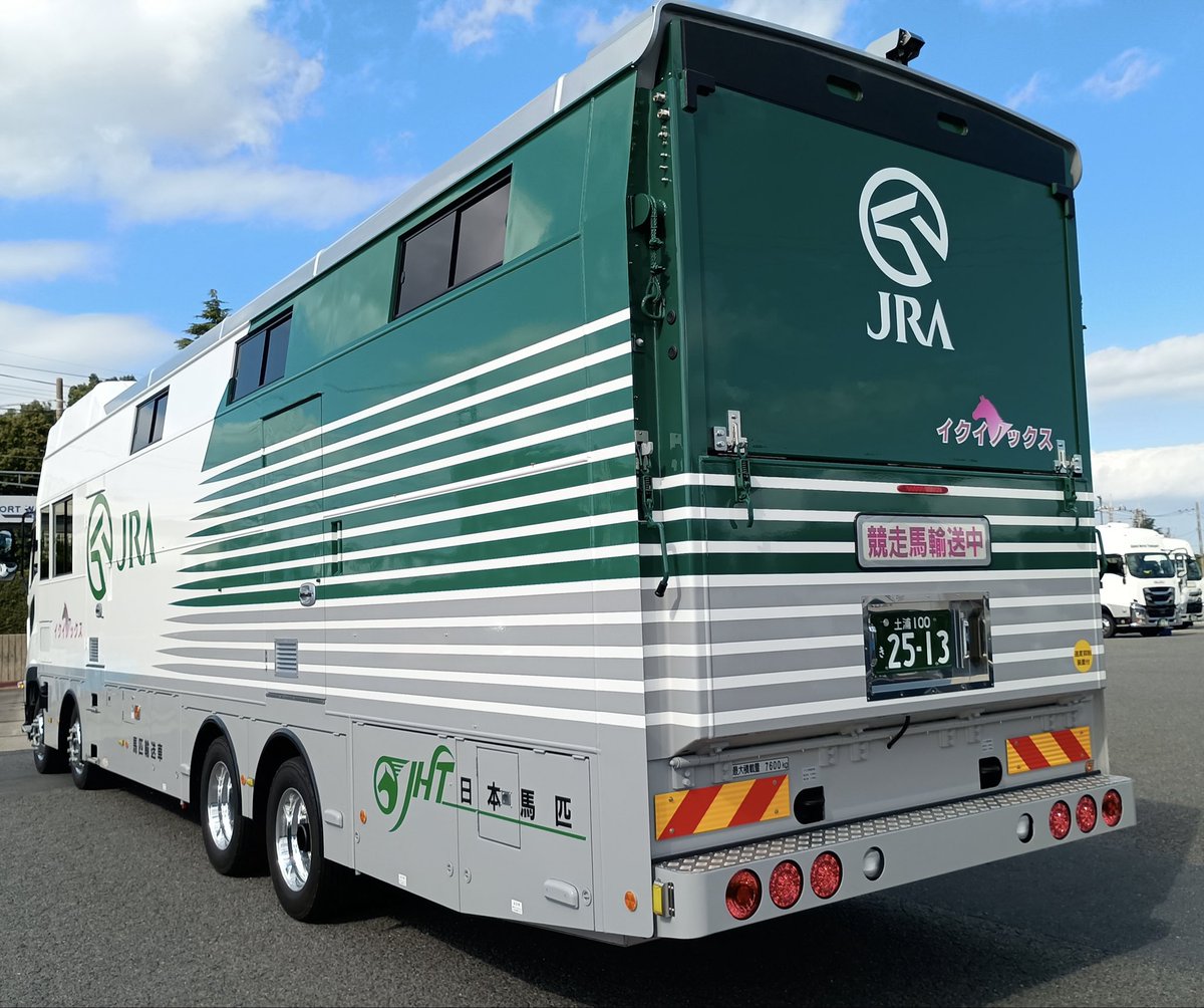 NBahitsu's tweet image. 本日晴天の中、新車『イクイノックス号』が納車されました〜‼︎🎉🚛👏
車名は、G Iレースを6勝する最強の走りを見せた名馬🏆💫
2022•2023 JRA賞年度代表馬です🐴
稼働準備を始め、今月デビュー予定です🌟