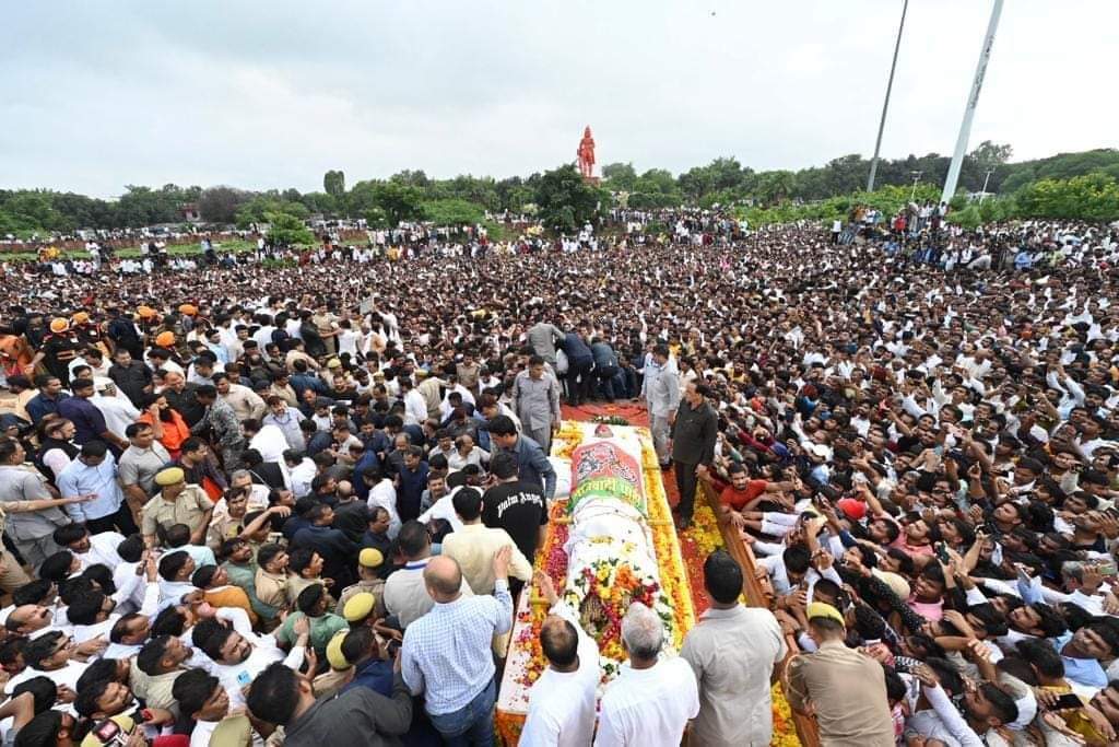 HasanSabhasad's tweet photo. समाजवादी पार्टी के संस्थापक व वरिष्ठ राजनेता
एंव पद्म विभूषण से सम्मानित तथा पूर्व रक्षा मंत्री व पूर्व मुख्यमंत्री श्रद्धेय नेता जी माननीय मुलायम सिंह यादव जी की पुण्यतिथि पर उन्हें मेरा शत् शत् नमन , 💐💐💐💐💐
#NetaG 
#MulayamSinghYadav 
#samajwadipartyofficial 
#highlight https://t.co/ThZu2rW9rw