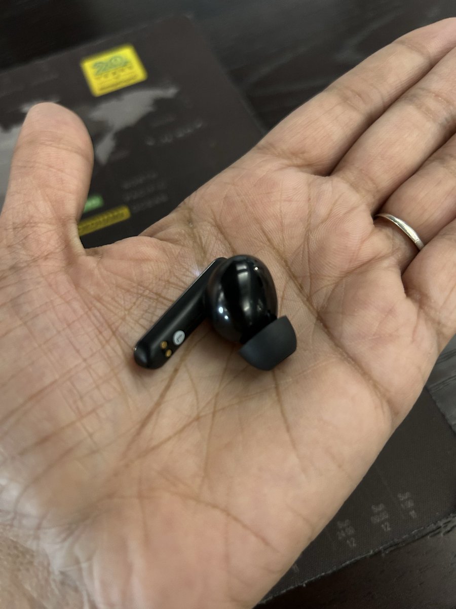 jay_994's tweet photo. Could you please help retrieve as that is special to me. Would really be grateful for your help!

Compartment: Ladies
Time: 8.43 AM
Station: Shenoy Nagar
Destination: Airport
Train no: Looked but couldn’t find anywhere

Attaching the key picture of the earbuds for your reference. https://t.co/IBNhDmTPez