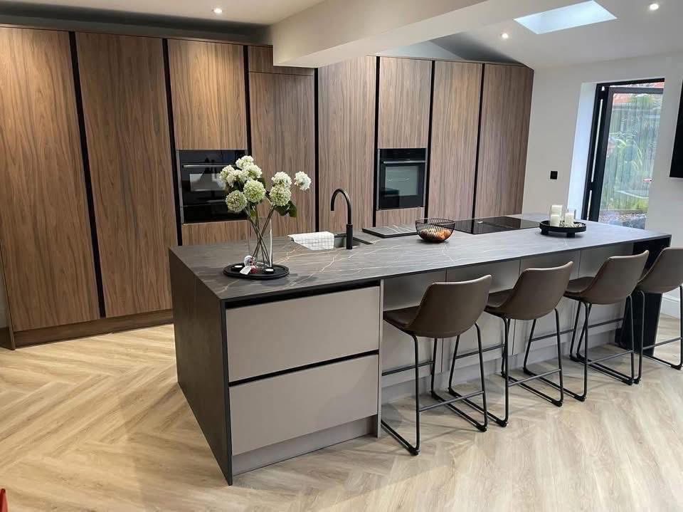 allaboutnewport's tweet image. Is your kitchen more dungeon than delight? Are chipped cabinets &amp;amp; outdated appliances cramping your culinary creativity? 

Full makeovers or upgrades.

Call Finson Interiors 01952 977964 or allaboutnewport.co.uk/newport-shrops…

#allaboutnewport #newkitchen #interiordesigninspo #kitchendesigne