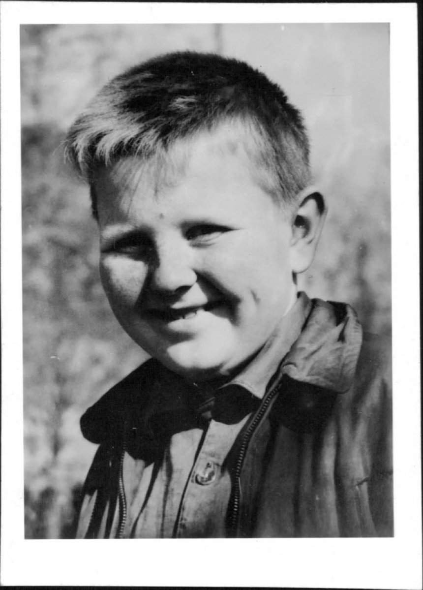 🕯️Idag är det 65 år sedan Hammarbyaren Benny Blomgren, endast 10 år gammal, mördades på självaste Kanalplan. 

En mörk dag i föreningens historia, men också en tidpunkt att minnas Benny &amp; alla andra som fått lämna det grönvita jordelivet allt för tidigt. 

Ta hand om varandra💚🤍