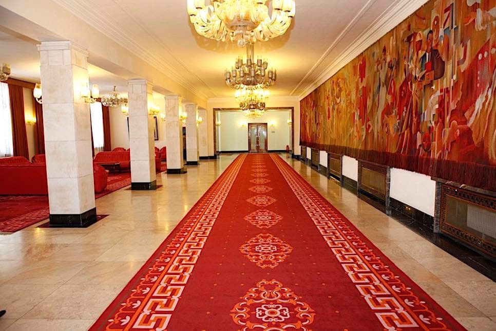 Тамхины цэгээс...
ОЭ чинь бна ш дээ. Энэ хоёрыг хоёуланг нь унагаад тэгээд төсөв унагаж их хурлаа тараагаад рийл өөрөө л МАНай дарга хэвээрээ юм чинь 100% өөрийн хүмүүсээ дэвшүүлээд дахиад эзэн болно гэнэ... тэр АБ г дуусгах гэж өөрөө энэ бүхнийг найруулж бгаа гэнэ.