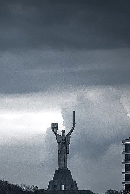 Ci sono sorrisi ebeti della propaganda russa per via dei blackout in 🇺🇦. Beh, la prima volta che la 🇷🇺 ha attaccato gli impianti energetici è stato tre anni fa, il 10 ottobre 2022. Oggi siamo più preparati di allora. La resistenza andrà avanti per tutto il tempo necessario.