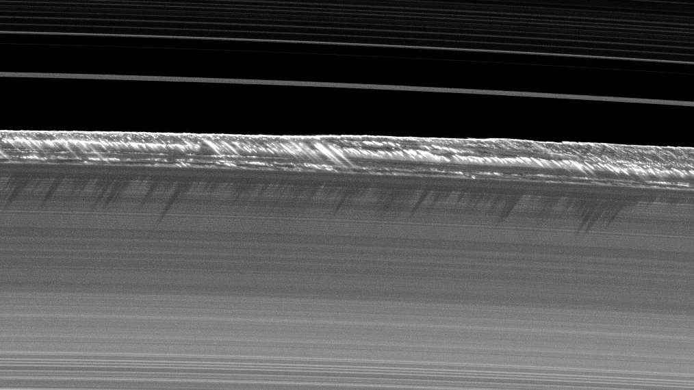 Columnes de gel a la vora d'un dels anells de Saturn.
Els anells estan formats en la seva pràctica totalitat per gel d'aigua.
Crèdit: NASA