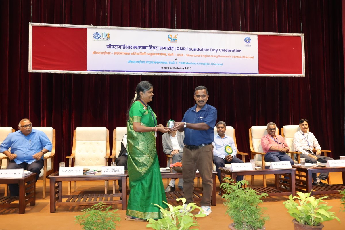 csir_serc's tweet image. During Foundation Day Celebrations the employees who have completed 25 years of service in CSIR were also felicitated