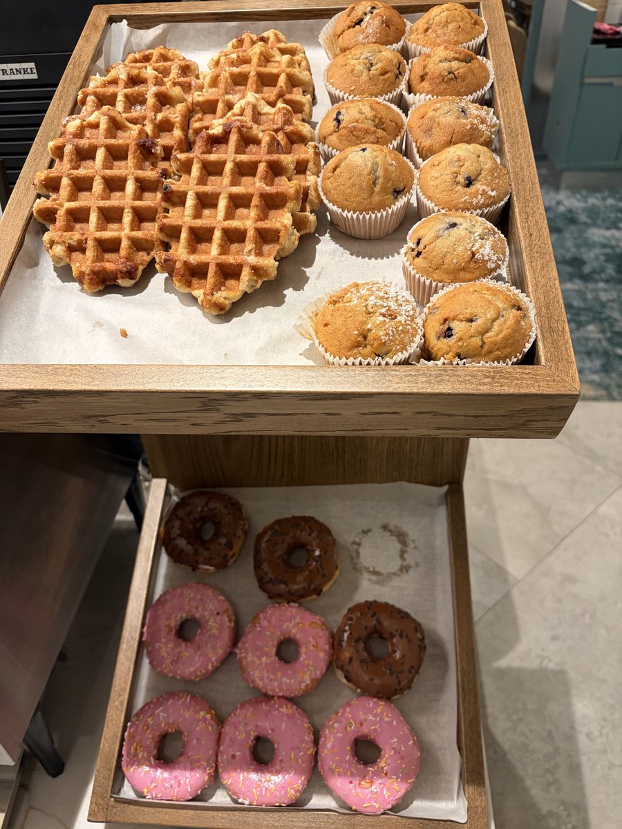 Stefanvd's tweet photo. Breakfast time. Who wants a Brussels  🇧🇪Belgium Waffle? 

#PESummit25 @GooglePEProgram @Google @googlechrome https://t.co/EamQWixxH9