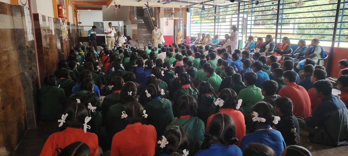 @@@ ಸಂಚಾರ ಜಾಗೃತಿ##
ತಲಘಟ್ಟಪುರ ಸಂಚಾರ ಪೊಲೀಸ್ ಠಾಣಾ ವ್ಯಾಪ್ತಿಯಲ್ಲಿ ಗ್ರೀನ್ ವ್ಯಾಲಿ ಶಾಲೆಗೆ ಭೇಟಿ ನೀಡಿ ಶಾಲಾ ಮಕ್ಕಳಿಗೆ ರಸ್ತೆ ಸುರಕ್ಷತೆ ಮತ್ತು ಸಂಚಾರ ನಿಯಮಗಳ ಬಗ್ಗೆ ಅರಿವು ಮೂಡಿಸಲಾಯಿತು