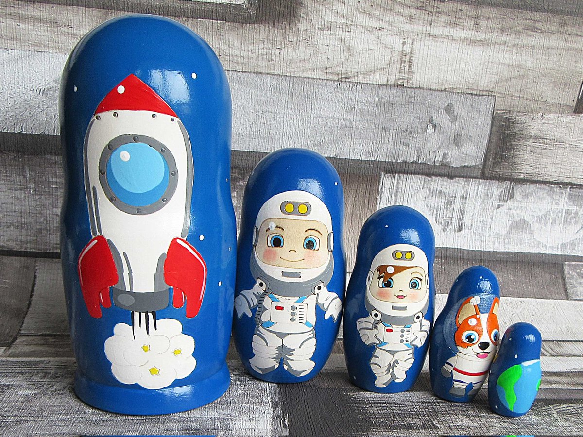 These cool nesting dolls would make such a fun gift 
Buy them here > krasnayacrafts.etsy.com/listing/147580…
#Earlybiz #shopindie