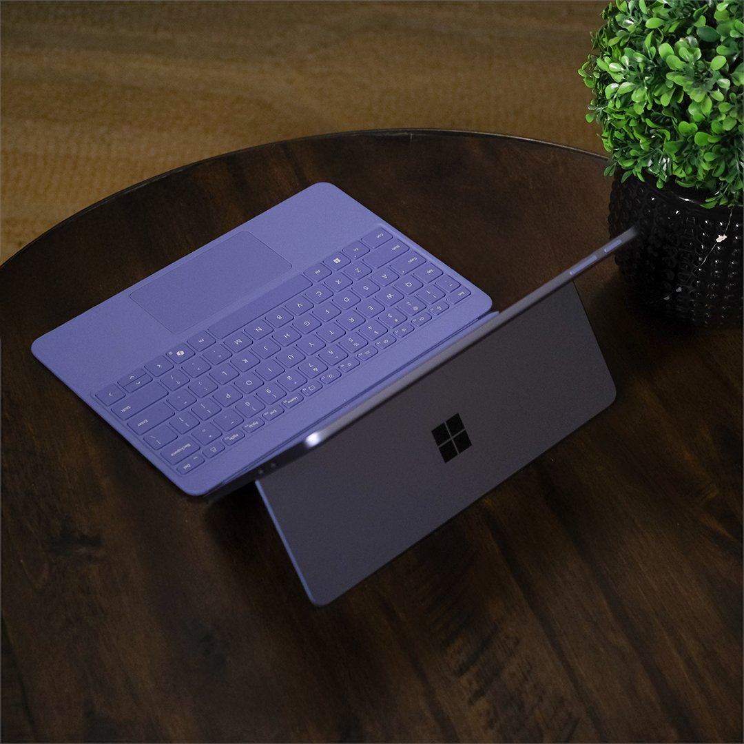 SurfaceJP's tweet image. 🟪Surface Pro 12 インチ
🟪Surface Pro 12 インチ キーボード
🟪Surface アーク マウス

すべてのカラーをバイオレットで統一して、世界観のあるコーディネートを楽しんでみました💜🌿

▼本体の製品ページからアクセサリもご覧いただけます👀
msft.it/6015sFZfN

#Surface #CopilotPC