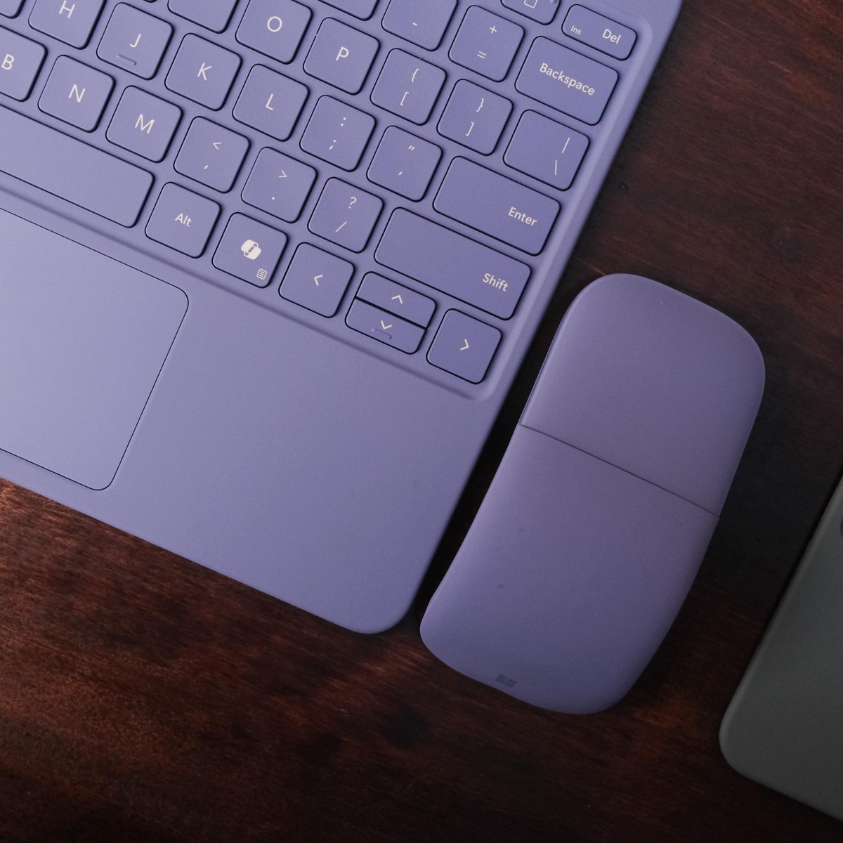 SurfaceJP's tweet image. 🟪Surface Pro 12 インチ
🟪Surface Pro 12 インチ キーボード
🟪Surface アーク マウス

すべてのカラーをバイオレットで統一して、世界観のあるコーディネートを楽しんでみました💜🌿

▼本体の製品ページからアクセサリもご覧いただけます👀
msft.it/6015sFZfN

#Surface #CopilotPC