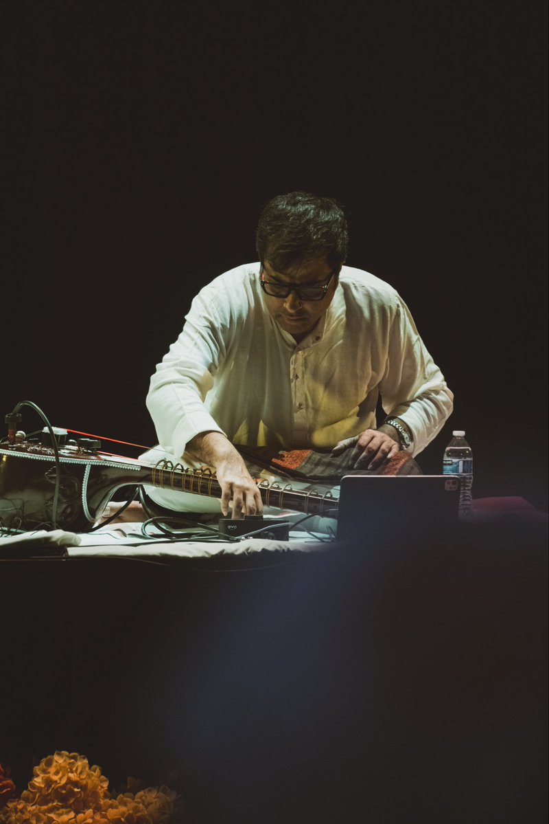 stringstruck's tweet image. An artist lives in many moods - sometimes calm, sometimes chaos, always feeling.
Through the lens of @tedikuma, those shifting shades found their home in light and shadow.

#ArtistSoul #MusicalJourney #ArtInEmotion #ThroughTheLens #SoulfulFrames