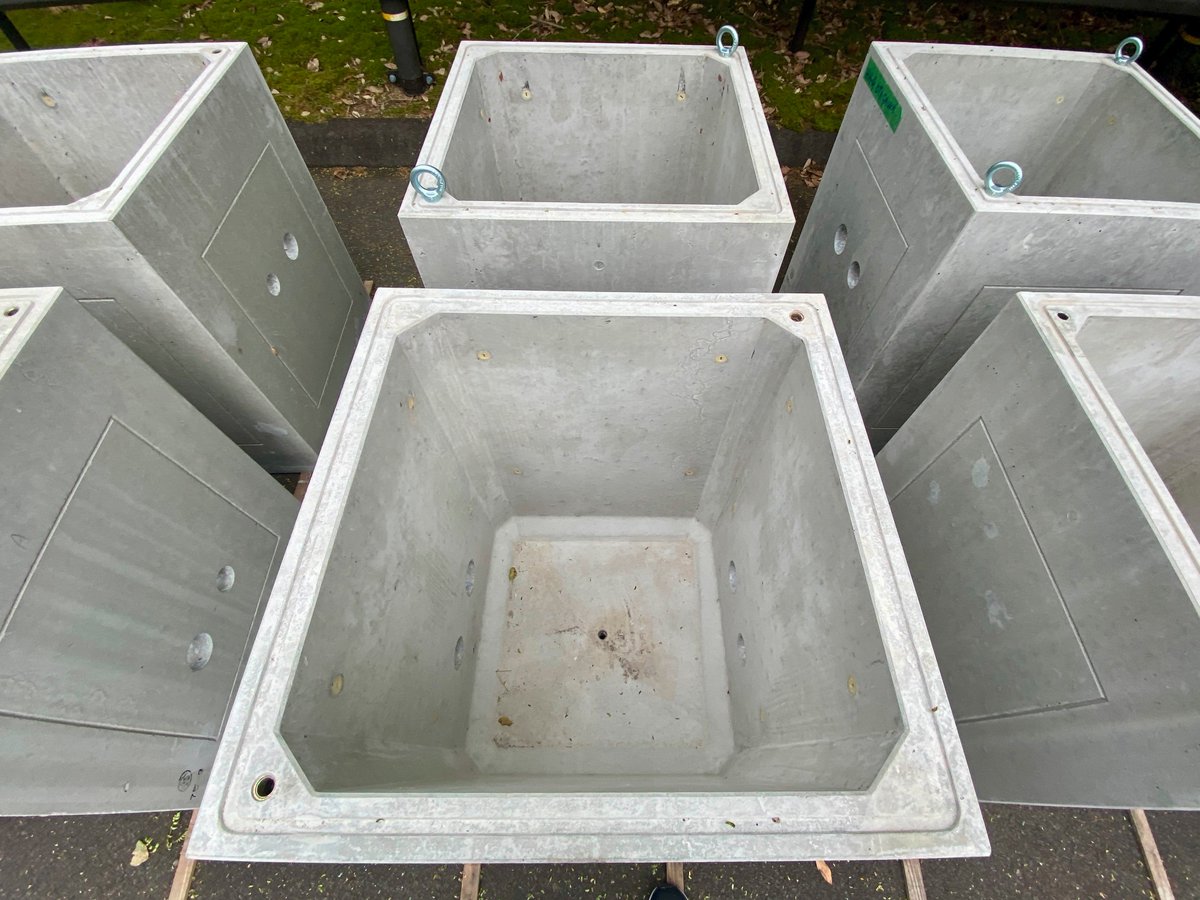 太田川ダムでは、監視カメラを増設する工事を実施しています。

工事に使うハンドーホールが現場に届きました。

ハンドホールは、ケーブルの接続・分岐、ケーブル保護の為に地中に埋設されています。

普段は見えませんが、身近な場所にも埋設されているかもしれないですね 😮
#太田川ダム