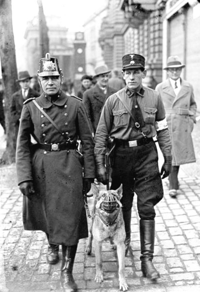 Willy Andrek, Gewerkschafter,  schloss sich während des 2. Weltkrieges der antifaschistischen Widerstandsgruppe Uhrig an. 
Am 4. Februar 1942 geriet er in die Hände der Gestapo. Er wurde am   3. März 1942 im Berliner Polizeipräsidium Alexanderplatz  ermordet.