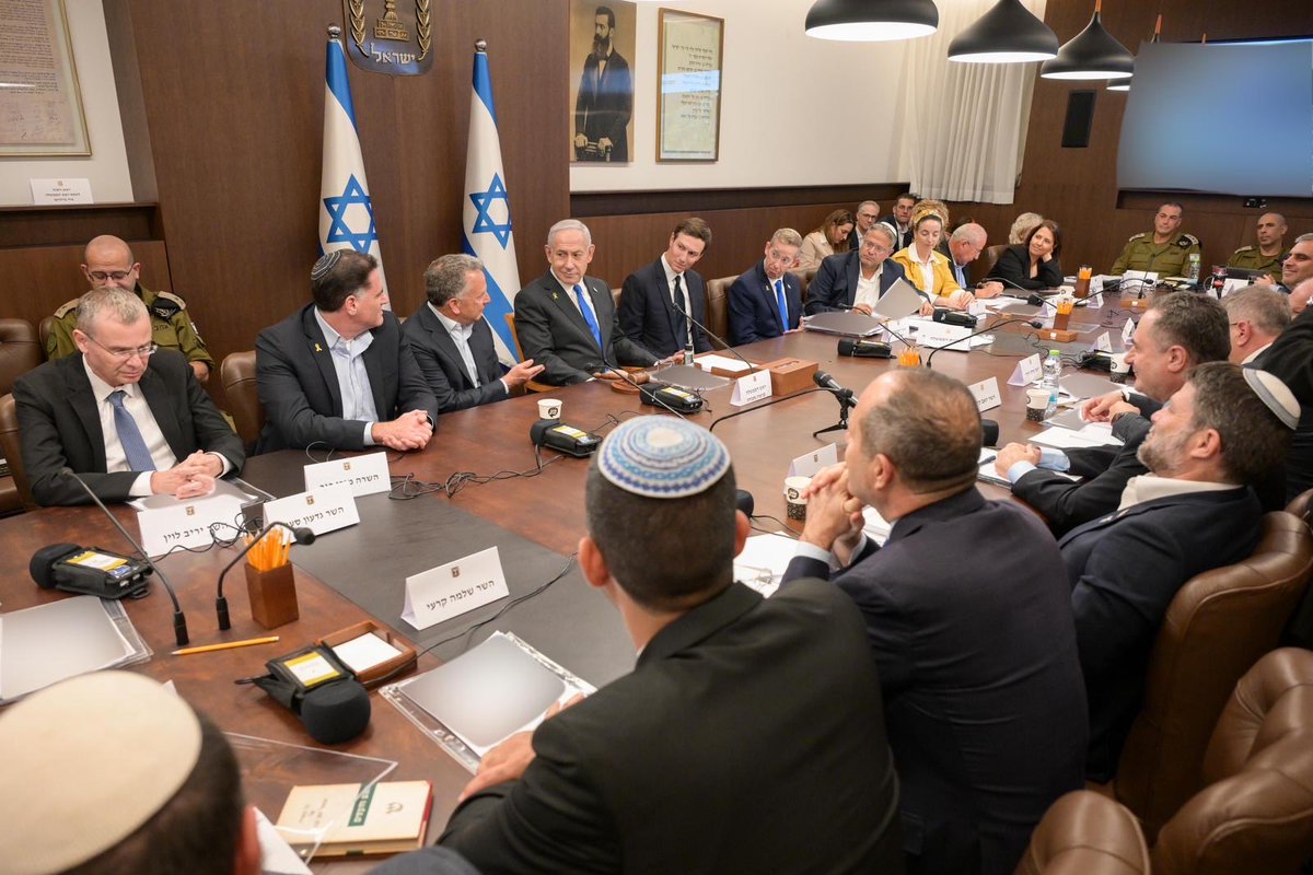 netanyahu's tweet image. בישיבת הממשלה יחד עם השליח המיוחד של נשיא ארה״ב, סטיב וויטקוף ועם חתנו של הנשיא, ג&apos;ארד קושנר. 🇮🇱🇺🇸