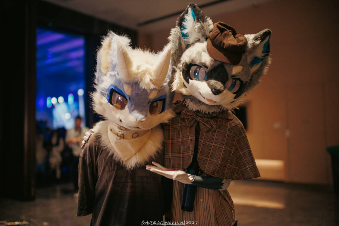 灯火朦胧，人群喧闹，我们在小小的角落里，演一场只属于彼此的故事

with： <a href="/juntaiddb/">君太</a> 
📷： <a href="/DragonRainM/">龙雨</a> 
#furry #fursuit #FursuitFriday