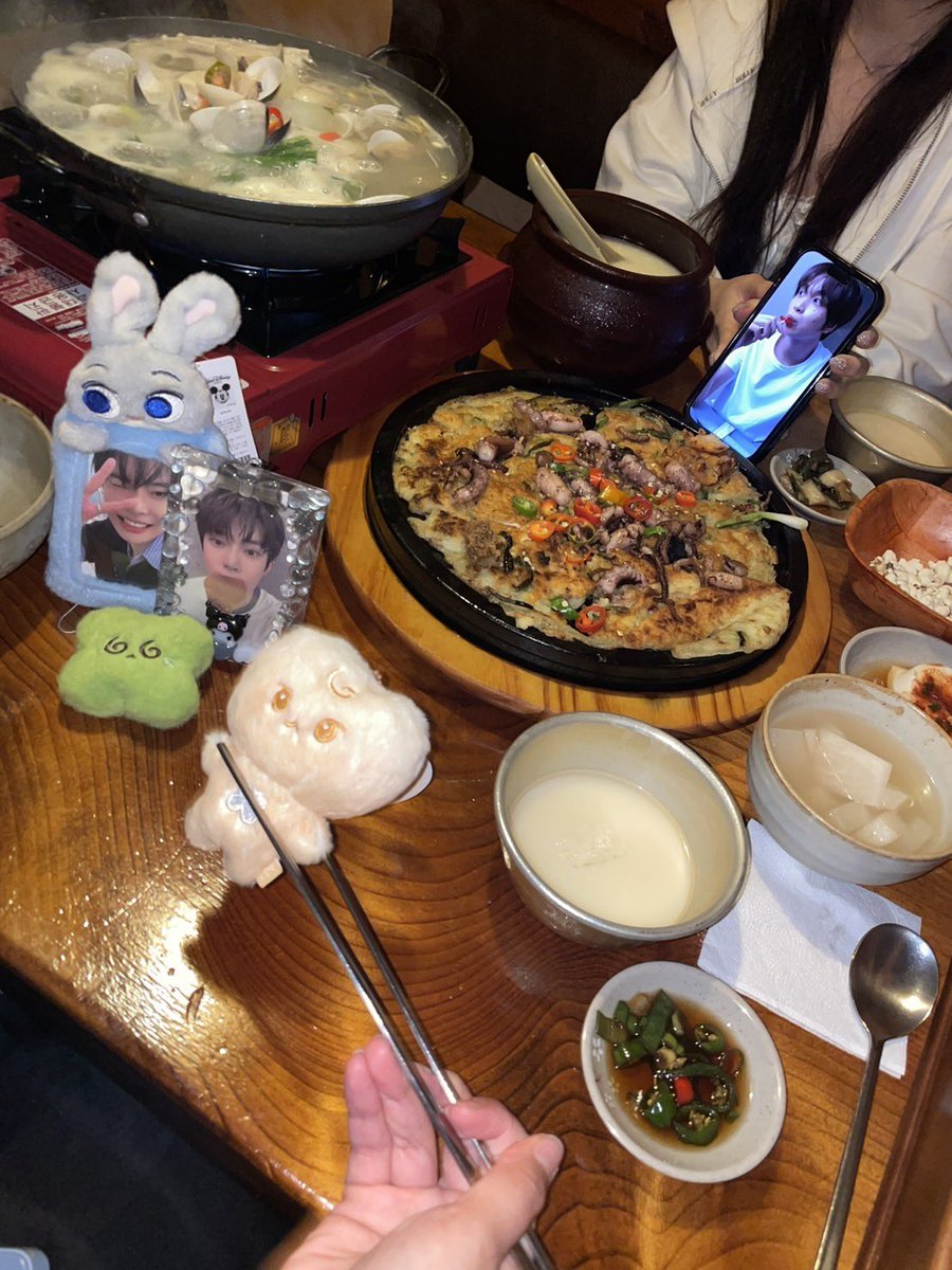 _lhc66's tweet photo. しまちゃんのおかげで久しぶりにオタクできたと思ったらオタ活の仕方忘れてトレカ家に忘れてしまう失態😞😞😞막2Uのお店行ってきた( ◜ᴗ◝ )🤍 https://t.co/lMYm4Pb2Kf