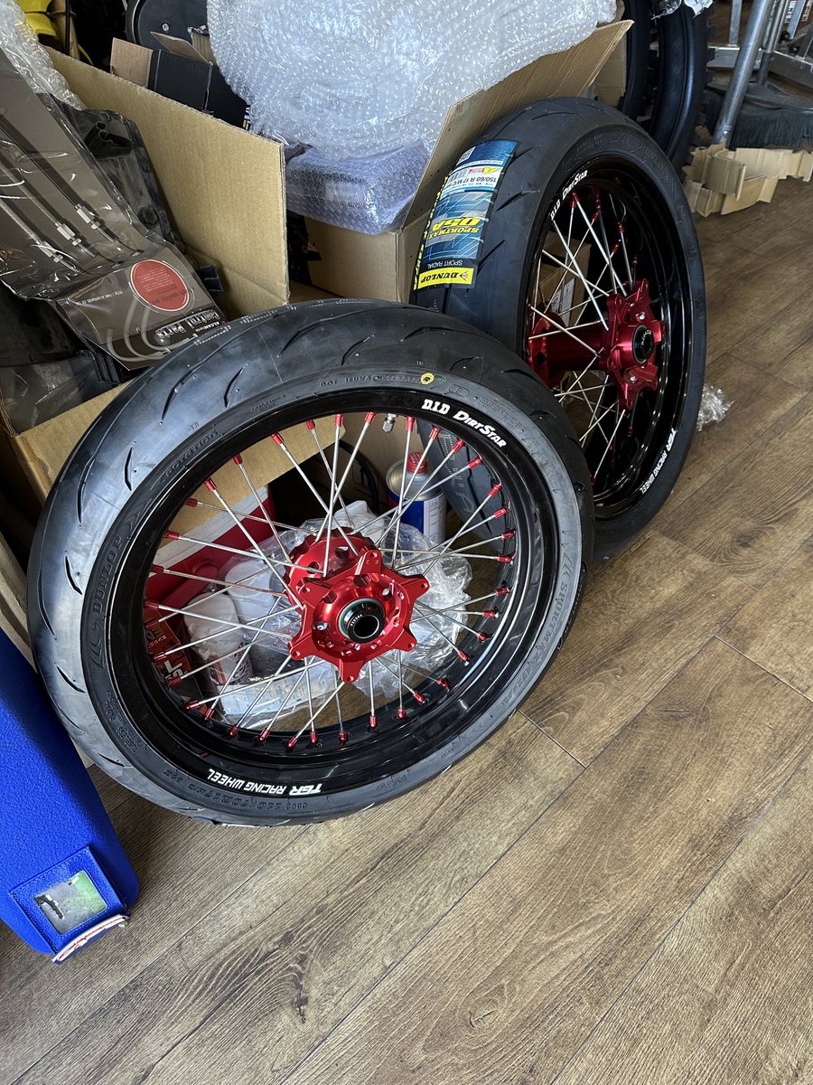 トモアキング tweet media