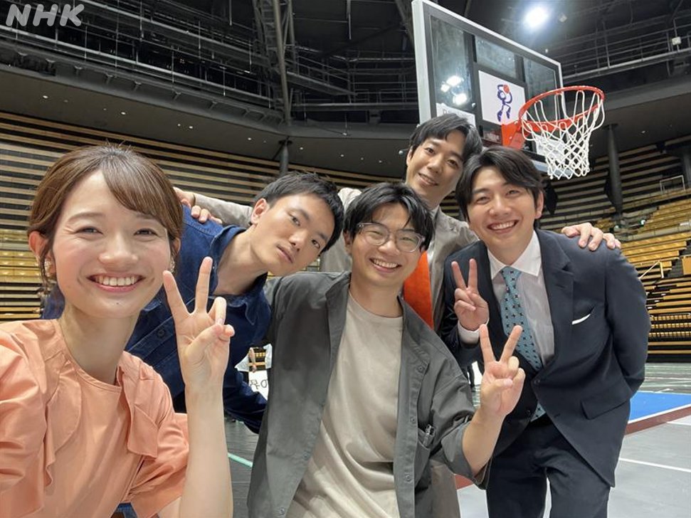 nhk_newsoon's tweet image. ／
“世界一”への道🥇
ABUロボコンはあす放送🤖
＼
瀬戸光です✨
実況を担当しました

ことしのテーマはバスケットボール🏀
日本代表の東京大学がダンクで頂点へ‼️
感動のラストが😭
 
あす11(土)総合 午後３時５分～
web.nhk/tv/an/robocon/…

解説者とアナウンサーチームで📸