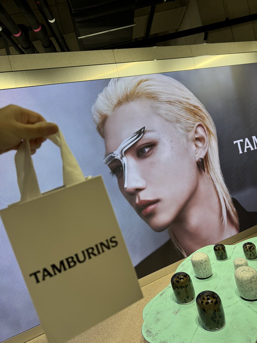 blogintro's tweet photo. Saw felix in Seongsu https://t.co/dGrzcQleKA