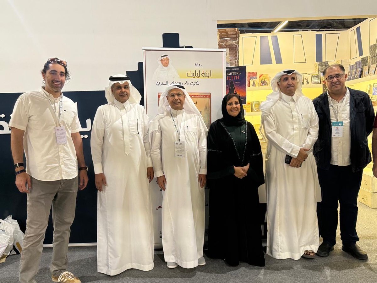 تشرّفنا أمس بزيارة السفيرة الكويتية الشيخة جواهر الصباح لجناح منشورات رامينا في معرض الرياض الدولي للكتاب، حيث أهديناها مجموعة من إصدارات الدار المميّزة. كان لقاءً جميلاً وثريّاً، كشفت خلاله الشيخة جواهر عن سعة اطّلاعها ومعرفتها واهتمامها الحقيقيّ بالكتب وبالمشهد الثقافي المعاصر.