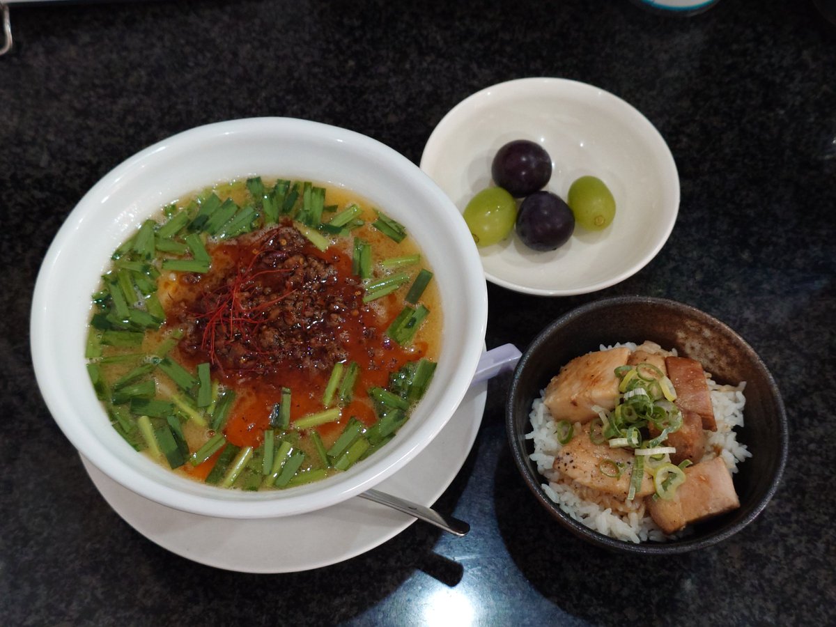 kazuki_98's tweet photo. 鶏と魚介の台湾ラーメン、ミニチャーシュー丼 (扶桑町 RAMEN光鶏 @310Ramen) 

思い付きで年休取ったので、せっかくだし平日限定のランチセット。
おまけ(？)、でぶどうも(笑)

これで1000円はお安い。
ただ、平日ランチはなかなかハードルが高い…😅

#鶏と魚介の台湾ラーメン
#RAMEN光鶏
#光鶏 https://t.co/9y445gPTNp