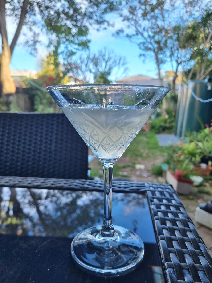 werriskneebone's tweet image. Home and mixing beats for a fridee arvo 
Cheers Fellow #DJs