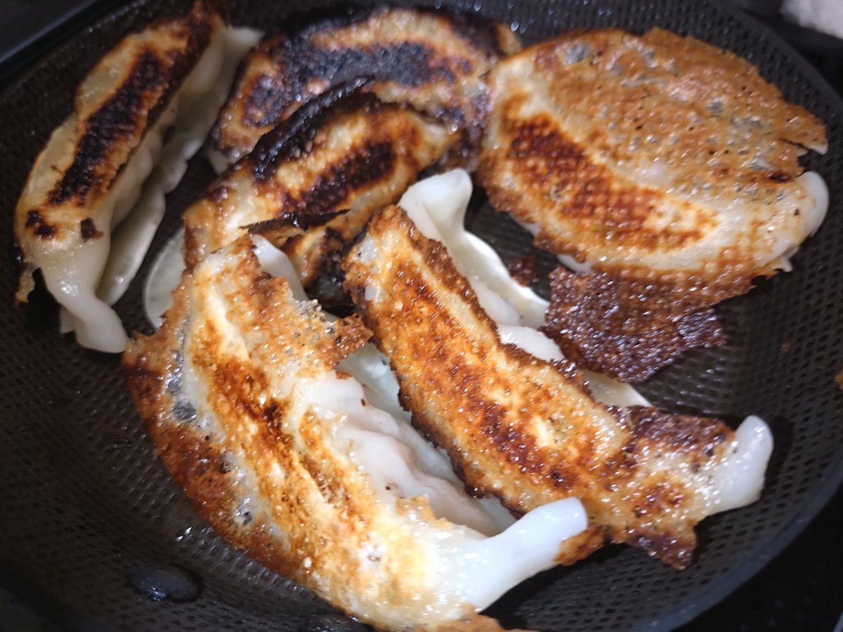 大阪王将の冷凍餃子の魅力は
水も油も蓋もせず
手軽に羽付き餃子を
楽しめる😋

そしてお値段も200円前後と
ブランド餃子として
良いとこ取り満載ですね✨

これからもリピートしていきます！
皆様も是非どうぞ😊