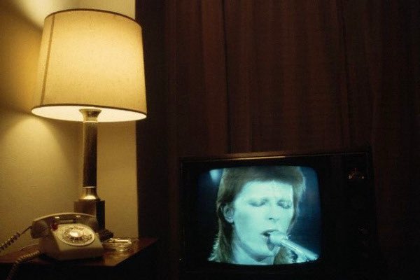 BillPourquoimec's tweet photo. 1974, New York — David Bowie performs as Ziggy Stardust on TV in a room at the Delmonico Hotel. — Image by © Henry Diltz/Corbis https://t.co/kPMQwLt4ZC