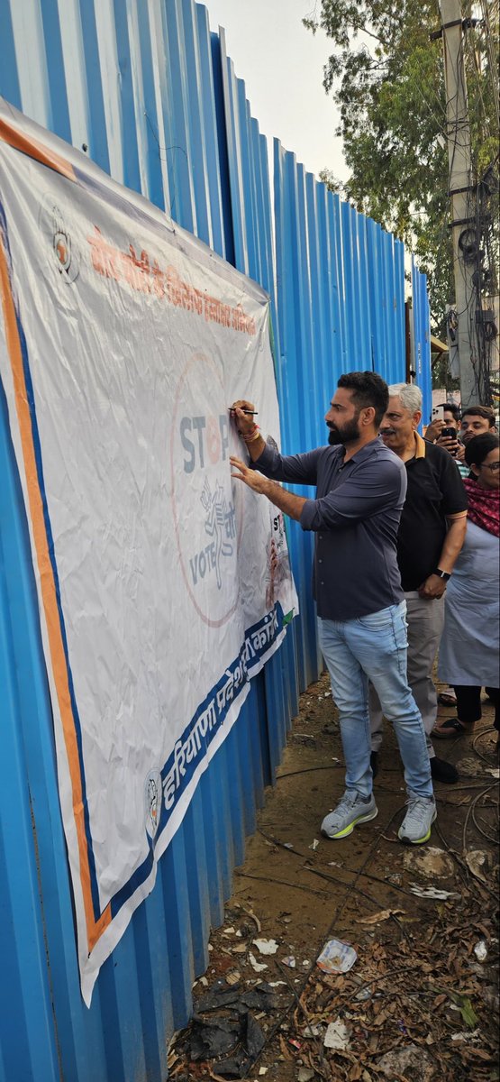 kataria_nishit's tweet image. गुरुग्राम के भीम नगर में ‘वोट चोर गद्दी छोड़ो’ हस्ताक्षर अभियान के तहत जनता के साथ मिलकर लोकतंत्र की आवाज़ बुलंद की गई।

#VoteChorGaddiChhodo #HaryanaYouthCongress #SaveDemocracy #Gurugram