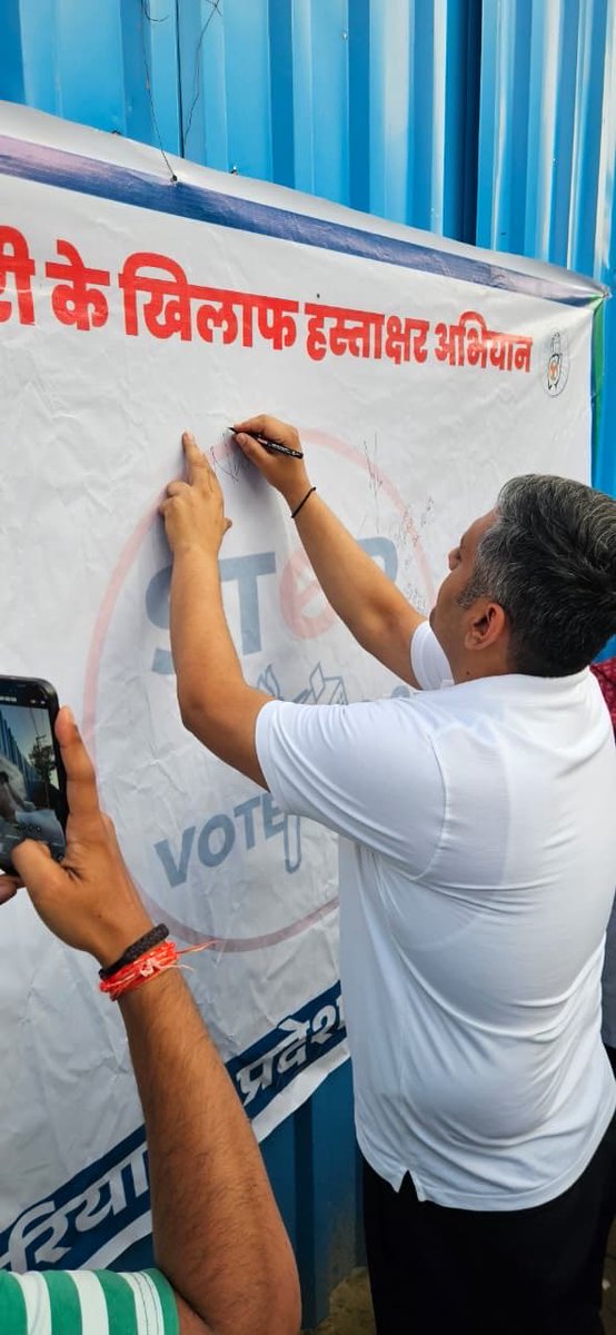 kataria_nishit's tweet image. गुरुग्राम के भीम नगर में ‘वोट चोर गद्दी छोड़ो’ हस्ताक्षर अभियान के तहत जनता के साथ मिलकर लोकतंत्र की आवाज़ बुलंद की गई।

#VoteChorGaddiChhodo #HaryanaYouthCongress #SaveDemocracy #Gurugram