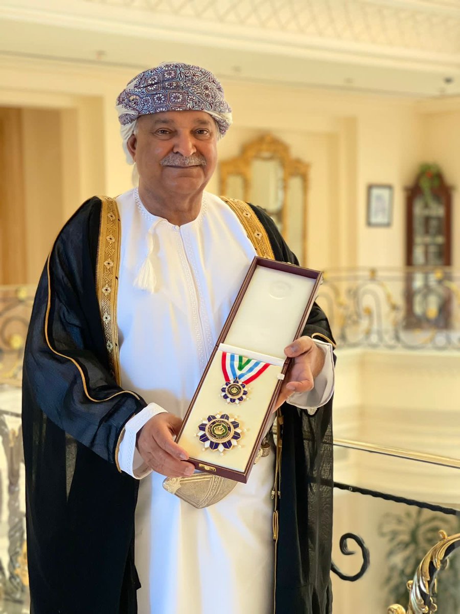 ali2hooti's tweet photo. محمد البرواني يسعى و لندن تراهن على (الروابط العُمانية قوية).

بينما تسعى مسقط إلى شراء مقاتلات جديدة وتحديث أسطولها البحري، يبدو أن الشركات الدفاعية البريطانية تراهن بقوة على شبكة نفوذٍ يقودها أحد أبرز رجال الأعمال في عُمان للفوز بعقودٍ ضخمة في مجالي الجو والبحر.

في 11 سبتمبر الماضي، وقّعت شركة الصناعات الدفاعية البريطانية العملاقة BAE Systems مذكرة تفاهم في لندن مع شركة عُمانية حديثة التأسيس تُدعى «درع» (Der’a). ورغم أن هذه الشركة لا تزال غير معروفةٍ على نطاقٍ واسع، فإنها تتحرك بخطى واثقة في مجالات الذكاء الاصطناعي، والأنظمة الذاتية، وصيانة السفن الحربية، والأمن السيبراني، وإدارة المعلومات الاستخبارية، بالإضافة إلى التدريب والتحوّل الصناعي الدفاعي.

وعلى الرغم من حداثة عهدها، فقد نجحت «درع» في نسج علاقاتٍ مع شركاتٍ دفاعية غربيةٍ متعددة، أبرزها البريطانية BAE Systems وMSI Defence Systems، إلى جانب شركاء آخرين مثل الأمريكية RTX، والتركية RobotEye، والفرنسية البلجيكية Arquus.

قائمة مشتريات عُمانية تتسع

يُعزى هذا التقارب إلى الدور الذي يلعبه ديفيد وايت، المدير التنفيذي لشركة «درع» وضابطٍ بريطانيٍّ سابقٍ لا يكثر من الحديث عن ماضيه العسكري. ومن خلال شركته، تأمل كلٌّ من BAE وMSI أن تتصدر المنافسة على العقود الدفاعية التي تستعد السلطنة لطرحها قريبًا.

فعلى الرغم من محدودية التمويل، يسعى سلاح الجوّ السلطاني العُماني إلى تجديد أسطوله من طائرات تايفون التابعة لـBAE، إما بشراء طائراتٍ جديدة، أو مستعملةٍ من السعودية، أو حتى بالتوجّه نحو المقاتلة الفرنسية رافال من شركة داسو للطيران.

أما البحرية العُمانية فقد دخلت مرحلةً طموحةً لتحديث أسطولها المتقادم، ولا تزال العديد من العقود قيد الإعداد. وتطمح BAE Systems إلى الفوز بتوريد أنظمة تشغيل الطائرات المسيّرة البحرية، ونظام الغواصات الذاتية المعروف باسم Nautomate.

محمد البرواني: رجل النفوذ في قلب الصفقة

الشريك الحقيقي خلف هذه التحركات هو رجل الأعمال العُماني محمد البرواني، أحد أثرياء البلاد وفق تصنيف «فوربس»، وصاحب مجموعة MB Holding. ينحدر البرواني من أسرةٍ عريقةٍ ذات جذورٍ في زنجبار تعود إلى الحقبة التي كانت الجزيرة فيها تحت الحكم العُماني.

ورغم شهرته في مجالات النفط وبناء اليخوت (عبر شركة Oceanco) والعمل الخيري من خلال مؤسسة محمد البرواني، فإن نشاطه في مجال الدفاع والأمن يُعَدّ من الجوانب الأقل تسليطًا للضوء في مسيرته.

فإلى جانب ملكيته لشركة «درع»، يمتلك البرواني أيضًا شركة United Engineering Services (UES) التي تدير حوضًا لبناء السفن تتعاون فيه فعلاً مع BAE، كما يملك شركة الأمن البريطانية Protection Group International (PGI).

تحالفات عابرة للحدود

منذ أن استحوذ البرواني على شركة PGI عام 2014، توسّعت الأخيرة في العقود الحكومية في مجال الأمن السيبراني، بفضل مديرها التنفيذي برايان لورد، الذي شغل سابقًا منصب نائب مدير العمليات في وكالة الاتصالات الحكومية البريطانية GCHQ.
وبمرور الوقت، نجحت كلٌّ من UES وPGI في الفوز بعقودٍ أمنيةٍ خارج السلطنة، منها عقودٌ مهمة مع قوات الأمن القطرية في السنوات الأخيرة.

علاقة وثيقة بالقصر السلطاني

يُعرف البرواني بقربه من السلطان الراحل قابوس بن سعيد، كما يُعتقَد أنه يتمتع بعلاقةٍ طيبةٍ مع السلطان الحالي هيثم بن طارق آل سعيد وإخوته. وقد عيّنه السلطان هيثم قنصلاً فخريًّا لعُمان في موناكو عام 2021، ومنحه وسام الاستحقاق الملكي في العام التالي – وهو من أرفع الأوسمة العُمانية.

ويبدو أن هذه العلاقات المتميزة تمنح البرواني وشركته «درع» موقعًا استراتيجيًّا يتيح لهما لعب دور الوسيط الفاعل بين لندن ومسقط في حقبةٍ تشهد سباق تسلّحٍ وتحوّلًا في موازين القوى البحرية والجوية في الخليج.
#عًمان
