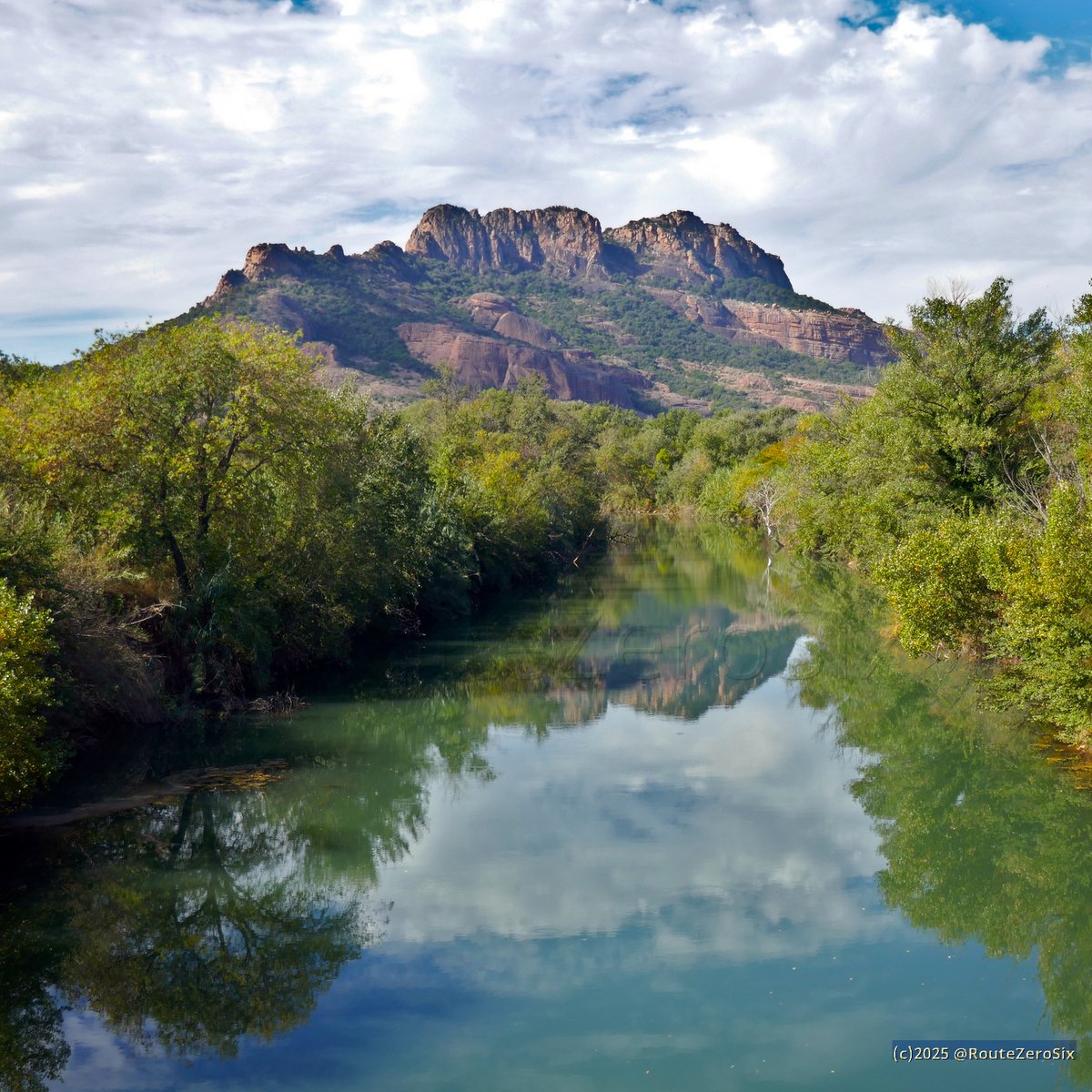 routezerosix's tweet photo. Le Rocher de Roquebrune se reflétant dans les eaux du fleuve Argens 😍 

#roquebrunesurargens #rocherderoquebrune #esterel #esterelcotedazur #CotedAzurFrance #levarlunique #baladesympa #magnifiquefrance https://t.co/yhvKfkf3dw