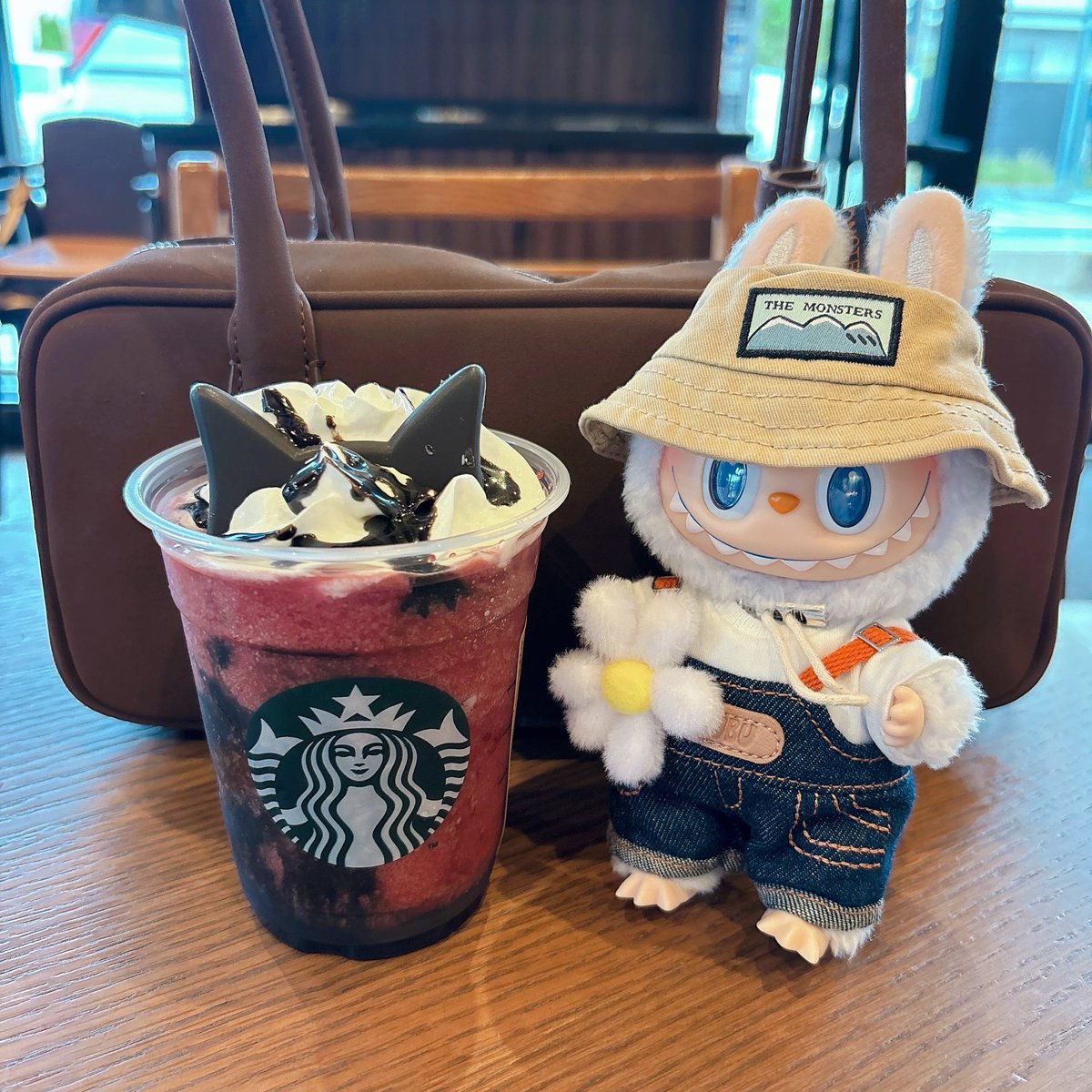shisa824love's tweet photo. 今日めちゃくちゃストレス溜まったから新作のフラペチーノ飲みにきた
お耳かわよすぎるしとっても美味しい🐈‍⬛🥤

#アサイーベリーフラペチーノ
#黒猫フラペチーノ
#ラブブ
#labubu
#fallinwild https://t.co/73jsuk9Cmt
